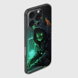 Чехол для iPhone 16 Pro силиконовый с защитой камеры Кот хакер за ноутбуком - фото 2
