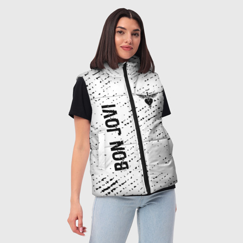 Женский жилет утепленный 3D с принтом Bon Jovi glitch на светлом фоне: надпись, символ, фото на моделе #1