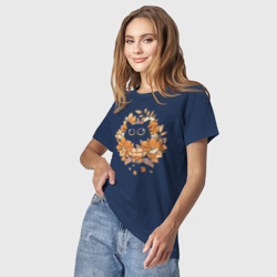 Светящаяся футболка с принтом Милый котик в цветах для любого человека, вид спереди №2. Цвет основы: темно-синий