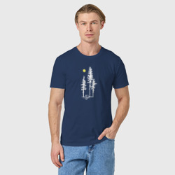 Светящаяся  футболка с принтом Кемпинг в лесу для любого человека, вид спереди №2. Цвет основы: темно-синий