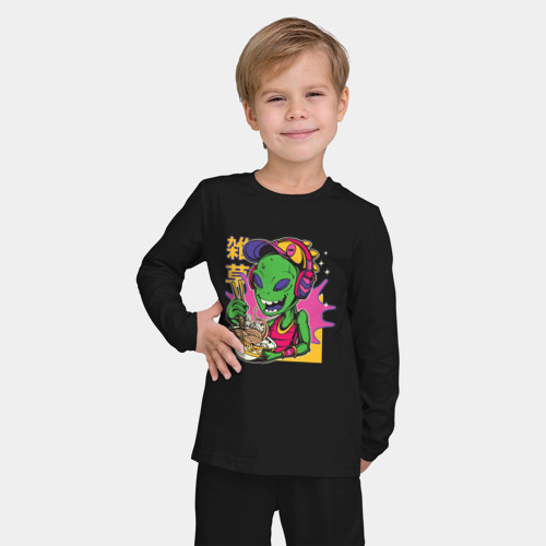 Детская пижама с лонгсливом хлопок с принтом The alien eats noodles, фото на моделе #1