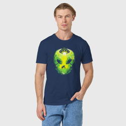 Светящаяся  футболка с принтом Силуэт пришельца в лесу для любого человека, вид спереди №2. Цвет основы: темно-синий