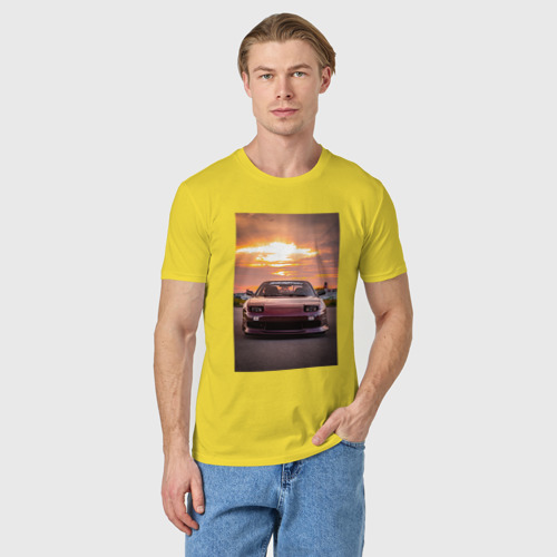 Мужская футболка хлопок с принтом Авто в багровом закате, фото на моделе #1