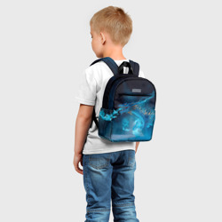 Рюкзак с принтом Зимний ледяной дракон для ребенка, вид на модели спереди №2. Цвет основы: белый