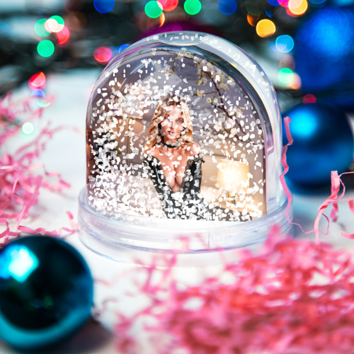 Игрушка Снежный шар Девушка блондинка в чёрном платье с глубоким декольте в спальне - фото 4