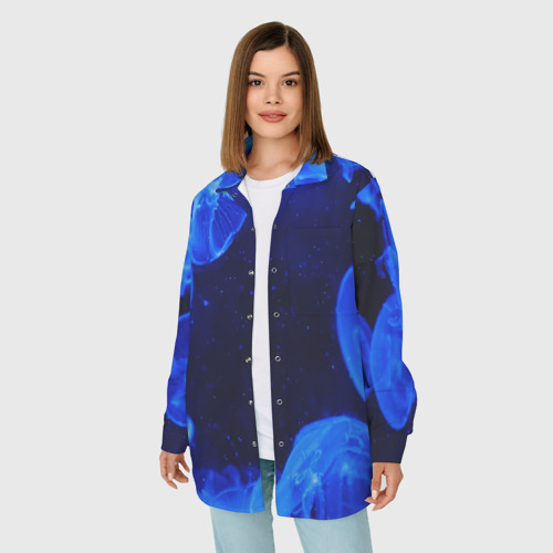 Женская рубашка oversize 3D с принтом Медузы голубого цвета, фото на моделе #1