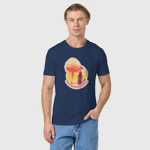 Мужская футболка хлопок Барби смотрит на гриб - Барбигеймер, цвет темно-синий - фото 3