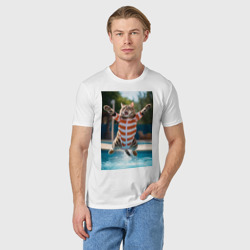 Мужская футболка хлопок Полосатый кот пловец в прыжке - фото 2
