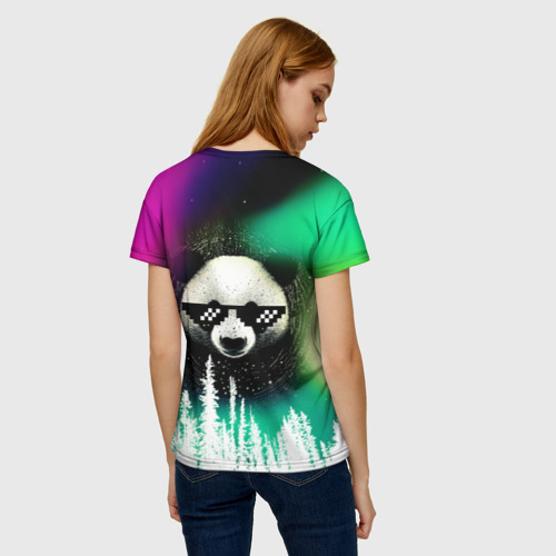 Женская футболка 3D с принтом Панда в очках на фоне северного сияния и леса, вид сзади #2
