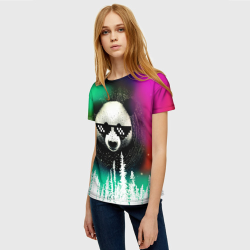 Женская футболка 3D с принтом Панда в очках на фоне северного сияния и леса, фото на моделе #1