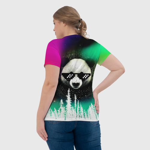 Женская футболка 3D с принтом Панда в очках на фоне северного сияния и леса, вид сзади #2
