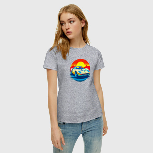 Женская футболка хлопок с принтом Ретро автомобиль на фоне заката, фото на моделе #1