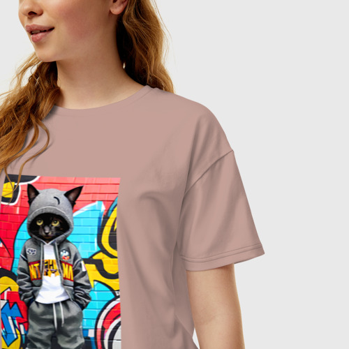 Женская футболка хлопок Oversize с принтом Уличный котёнок хулиган на фоне граффити - нейросеть, фото на моделе #1