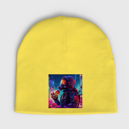 Женская шапка демисезонная Человек в защитном костюме вдыхает аромат цветов, цвет желтый
