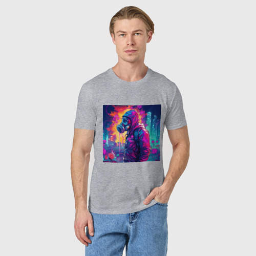 Мужская футболка хлопок Человек в защитном костюме в лучах неонового света, цвет меланж - фото 3