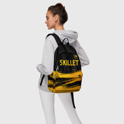 Рюкзак с принтом Skillet - gold gradient: символ сверху для любого человека, вид спереди №4. Цвет основы: белый