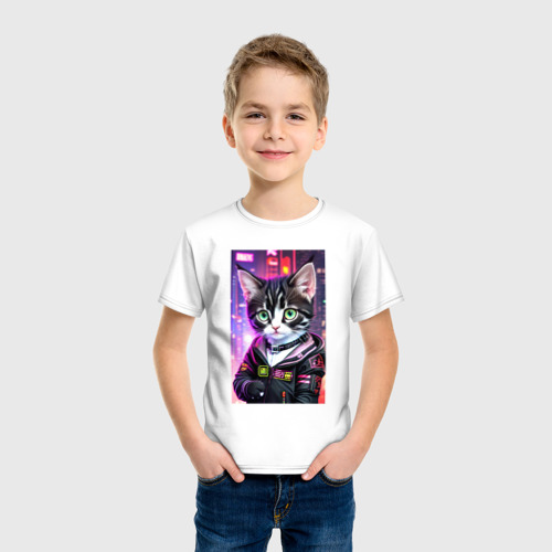 Детская футболка хлопок с принтом Глазастый городской котёнок, фото на моделе #1