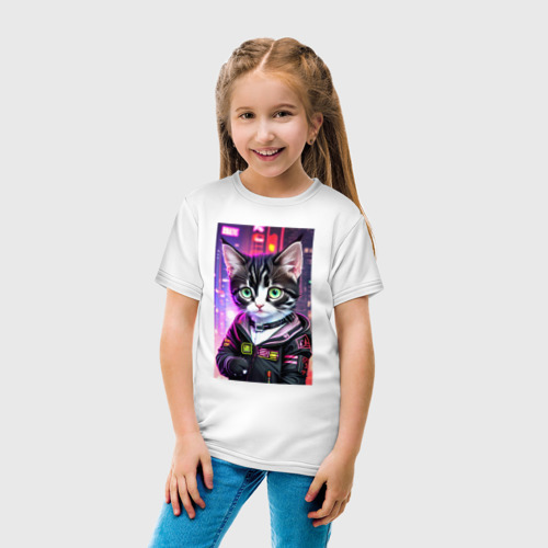 Детская футболка хлопок с принтом Глазастый городской котёнок, вид сбоку #3
