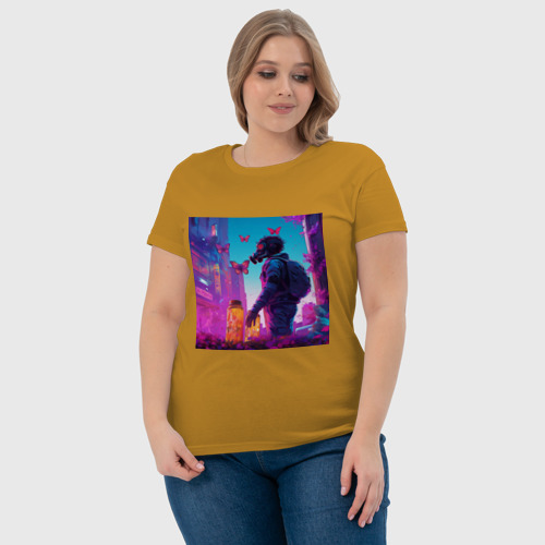 Женская футболка хлопок Мужчина в защитном костюме в окружении бабочек, цвет горчичный - фото 6