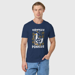 Светящаяся  футболка с принтом Honkus ponkus - Untitled Goose Game для любого человека, вид спереди №2. Цвет основы: темно-синий
