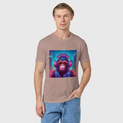 Мужская футболка хлопок Обезьяна в свете неонового города - фото 2