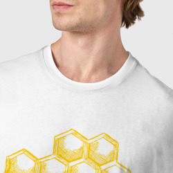 Футболка с принтом Пчела и соты для мужчины, вид на модели спереди №4. Цвет основы: белый