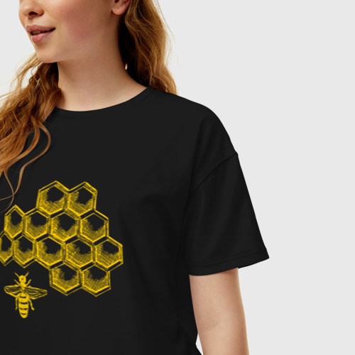 Женская футболка хлопок Oversize с принтом Пчела и соты, фото на моделе #1