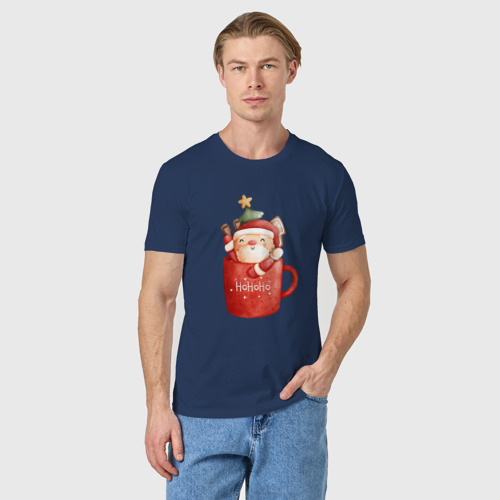 Мужская футболка хлопок с принтом Мини Санта в кружке, фото на моделе #1