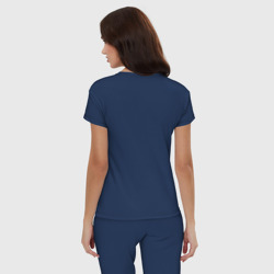 Пижама с принтом Movie watching shirt для женщины, вид на модели сзади №2. Цвет основы: темно-синий