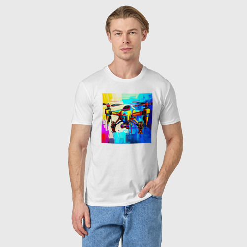 Мужская футболка хлопок с принтом Квадрокоптер в воздухе, фото на моделе #1