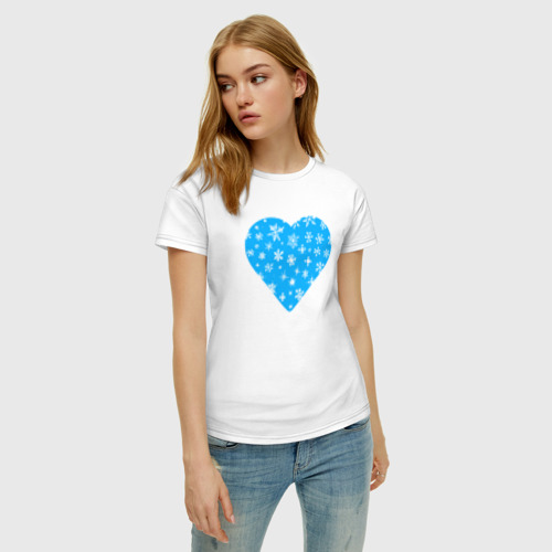 Женская футболка хлопок с принтом Голубое сердце снежинки, фото на моделе #1