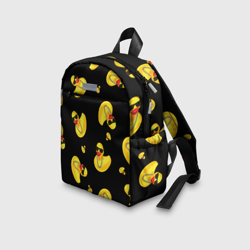 Детский рюкзак 3D с принтом Жёлтая уточка в в темных очках и цепочке на черном, вид сбоку #3