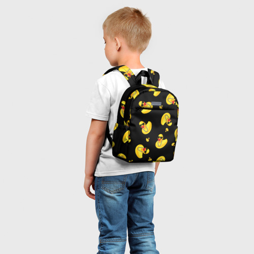 Детский рюкзак 3D с принтом Жёлтая уточка в в темных очках и цепочке на черном, фото на моделе #1