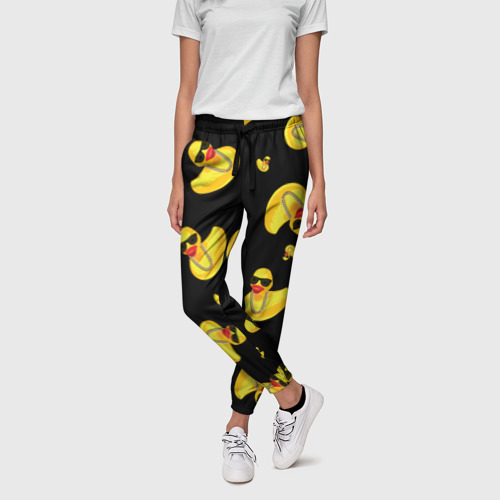 Женские брюки 3D с принтом Жёлтая уточка в в темных очках и цепочке на черном, фото на моделе #1