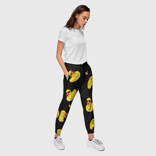 Женские брюки 3D с принтом Жёлтая уточка в в темных очках и цепочке на черном, вид сбоку #3