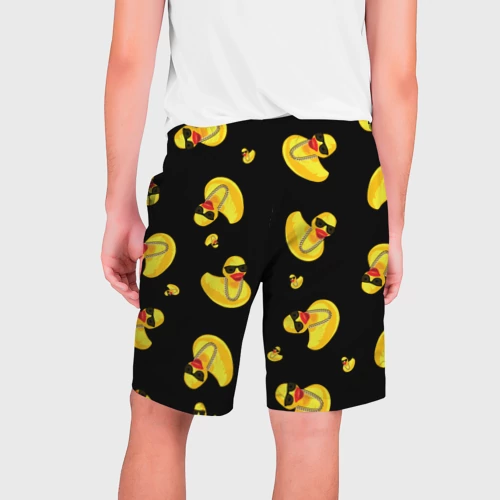 Мужские шорты 3D Жёлтая уточка в в темных очках и цепочке на черном  - фото 2