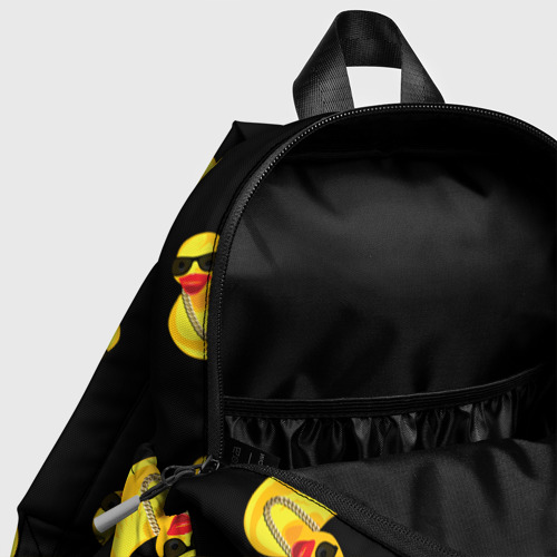 Детский рюкзак 3D с принтом Жёлтая уточка в в темных очках и цепочке на черном, фото #4