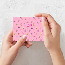 Поздравительная открытка Лиза - в стиле барби: аксессуары на розовом паттерн - фото 2