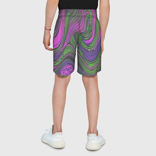 Детские спортивные шорты 3D с принтом Волнистый узор фиолетовый и зелёный, вид сзади #2