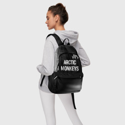 Рюкзак с принтом Arctic Monkeys glitch на темном фоне: символ сверху для любого человека, вид спереди №4. Цвет основы: белый