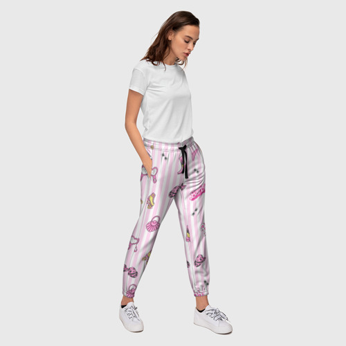 Женские брюки 3D с принтом Барби - розовая полоска и аксессуары, вид сбоку #3