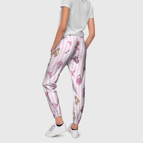 Женские брюки 3D с принтом Барби - розовая полоска и аксессуары, вид сзади #2