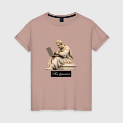 Женская футболка хлопок Гипсовый памятник человек сидит за ноутбуком