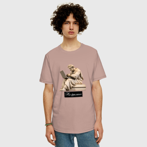 Мужская футболка хлопок Oversize Гипсовый памятник человек сидит за ноутбуком, цвет пыльно-розовый - фото 3