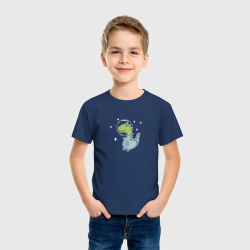 Детская футболка хлопок Мультяшный динозавр космонавт в скафандре, цвет темно-синий - фото 3