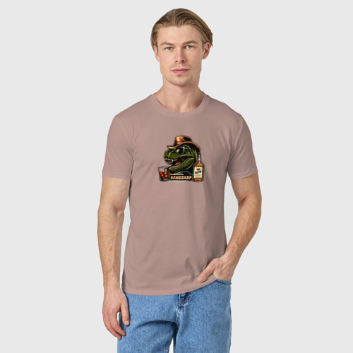 Мужская футболка хлопок с принтом Алкозавр в шляпе, фото на моделе #1