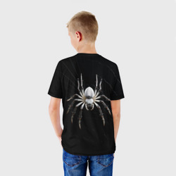 Футболка с принтом Белый паук на черном фоне для ребенка, вид на модели сзади №2. Цвет основы: белый