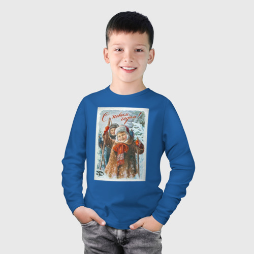 Детский лонгслив хлопок с принтом Два мальчика  с лыжными палками, фото на моделе #1
