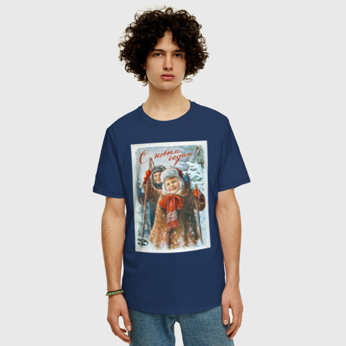 Мужская футболка хлопок Oversize с принтом Два мальчика  с лыжными палками, фото на моделе #1