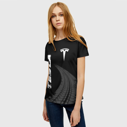 Женская футболка 3D с принтом Tesla speed на темном фоне со следами шин вертикально, фото на моделе #1